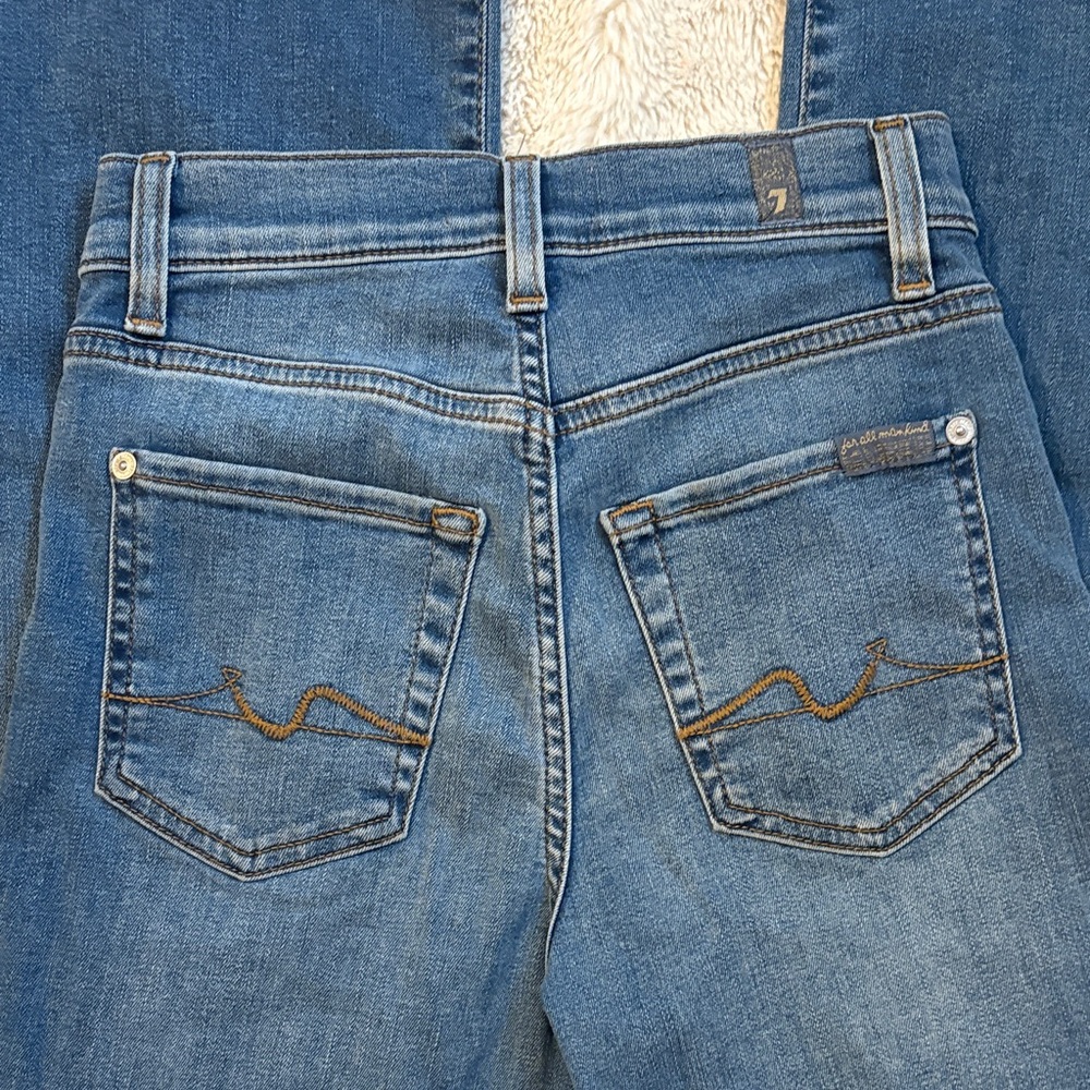 7 For All Mankind Women's Classic Blue Straight Leg Jeans. Cropped Alexa